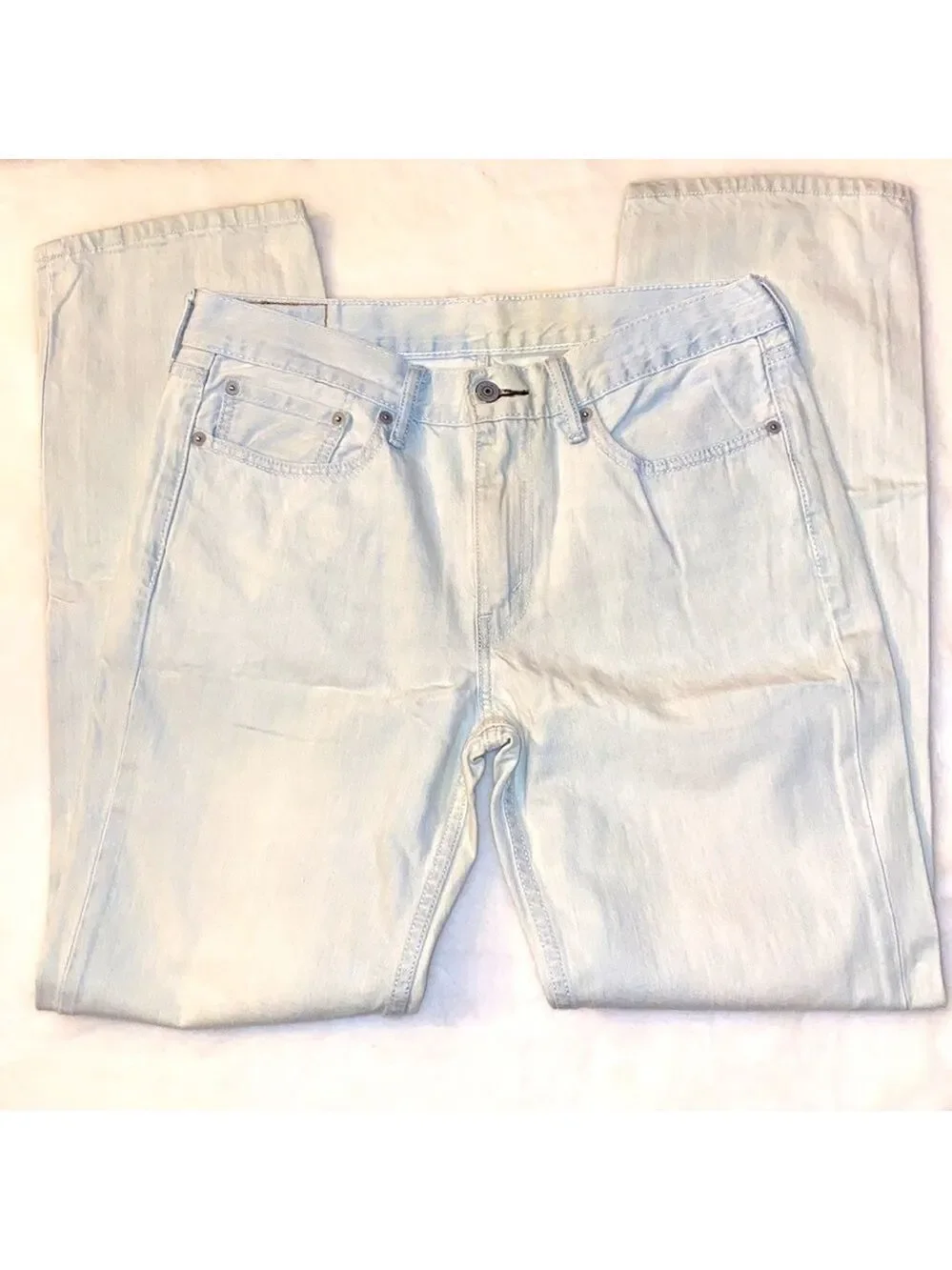 Levis color white